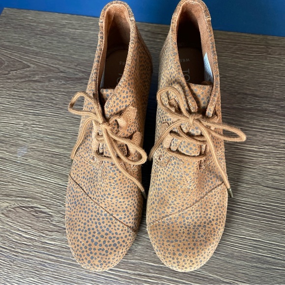 Womens TOMS Kala Tan Mini Cheetah Suede Booties Boot Wedge Size 6.5 Lace Up - Picture 4 of 14